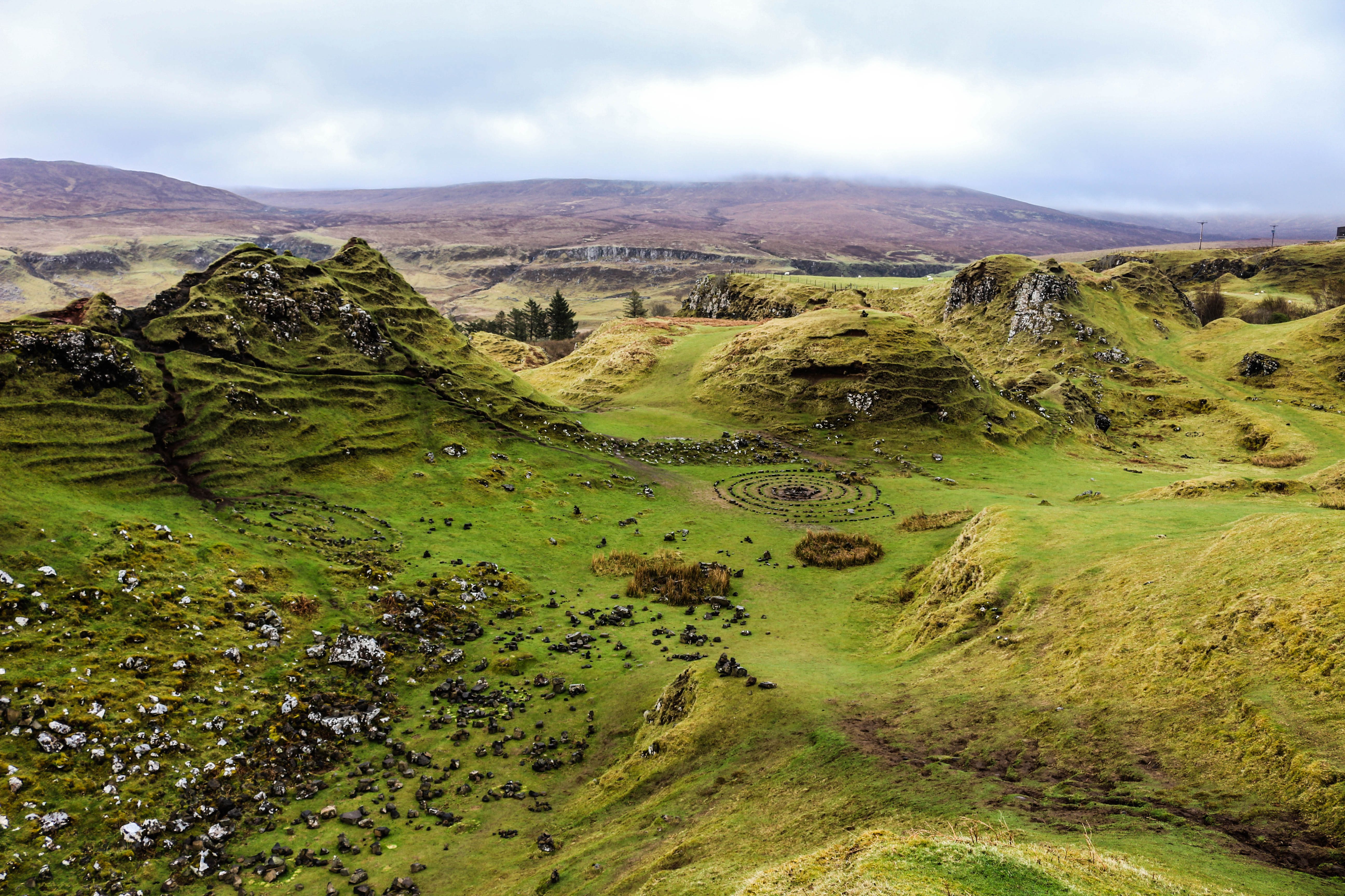 Fairy Glen : hors des sentiers battus on retrouve ces mini montagnes qui semblent être habitées par des fées...